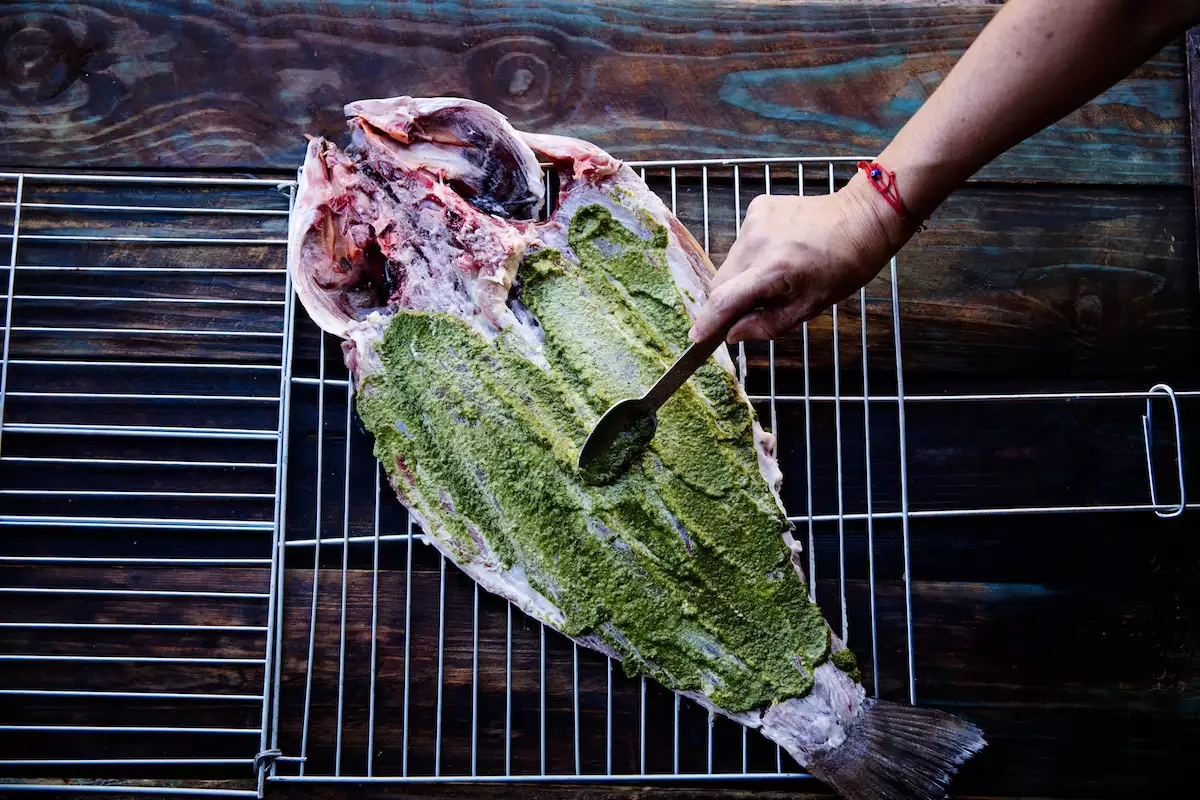 Pescado a la talla verde preparación.jpg