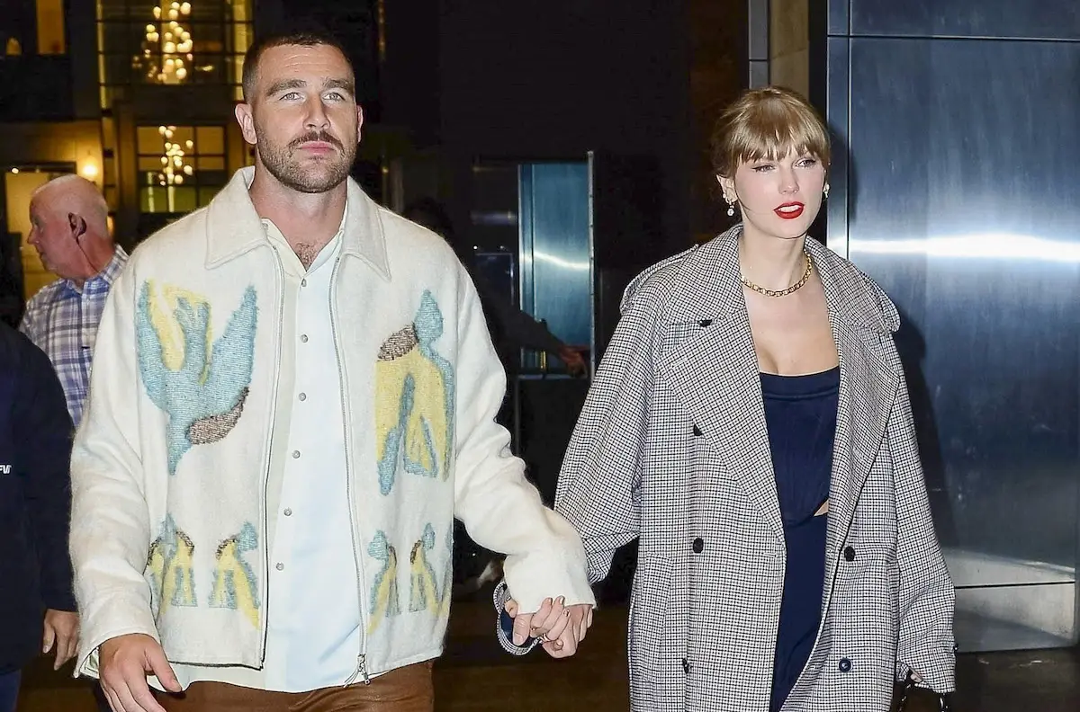 Taylor Swift y Travis Kelce caminan de la mano luego de una cena romántica en Nobu en Nueva York