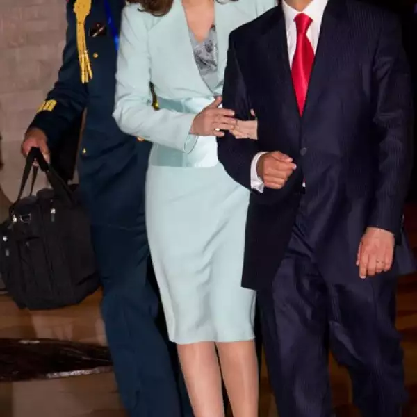 Angélica lució un coordinado en color aqua con terminado satinado en la cintura.