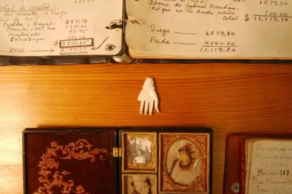 Al menos 180 objetos fueron encontrados adentro del baño de la Casa Azul -dónde vivió la pintora- incluyendo este arete en forma de mano, que se cree pudo haber sido regalo del pintor Pablo Picasso para Frida.