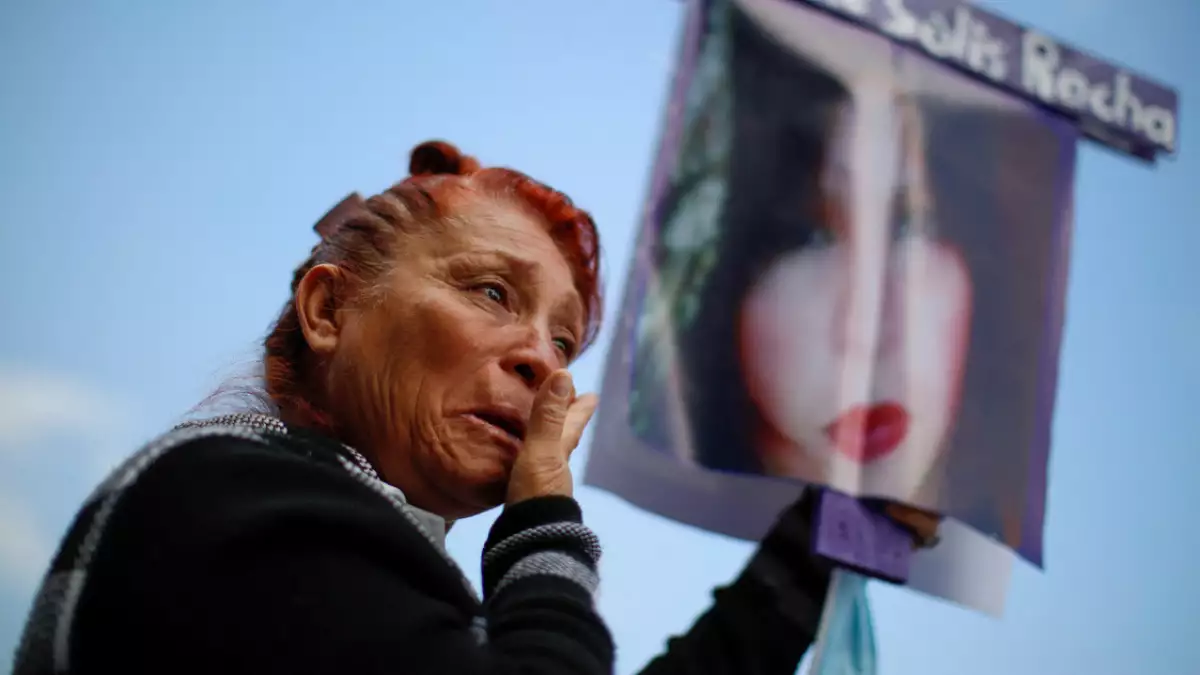 Colectivas feministas recordaron a víctimas de feminicidio y mujeres desaparecidas en los memoriales instalados en la Plaza de los Mártires.