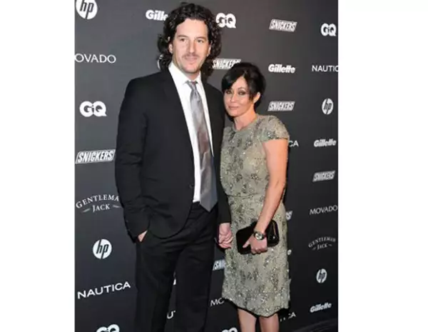 La actriz de series como `Beverly Hills 90210´ y `Hechiceras´ contrajo nupcias con su novio, Kurt Iswarienko.