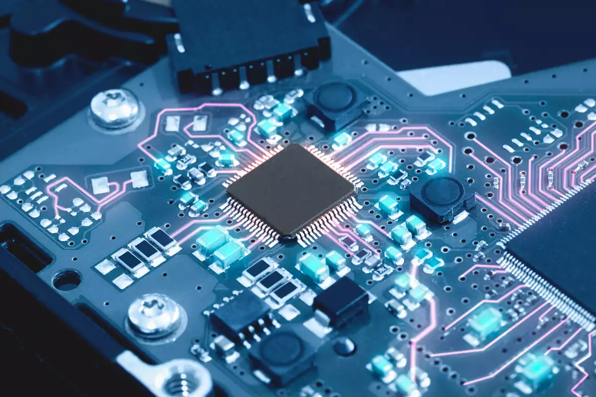 La fabricación de semiconductores es compleja. Un chip tarda entre 12 y 16 semanas desde el pedido hasta el envío.