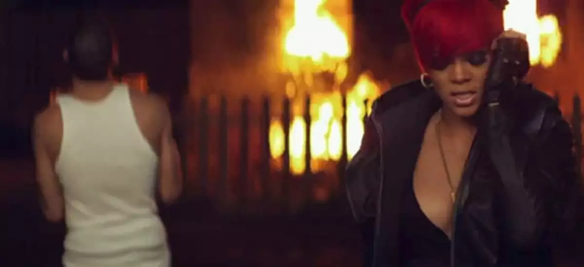 Rihanna en una de las escenas del video `Love the Way You Lie´.