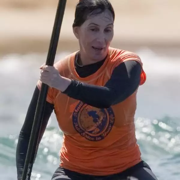 Cher se fue a Maui, Hawai, en donde practicó stand-up paddle boarding.