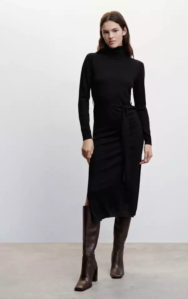 Vestido de cuello alto negro de Mango. 