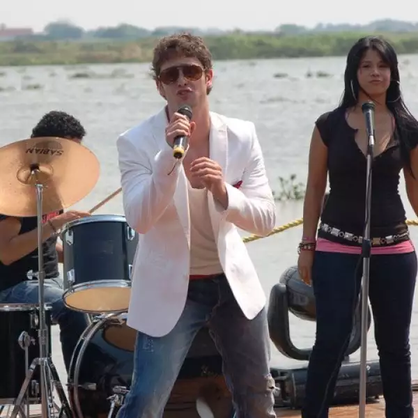 Verano de Amor es protagonizada por Dulce María y Gonzalo García Vivanco y se transmite por Canal 2 de lunes a viernes a las 19:00 horas.