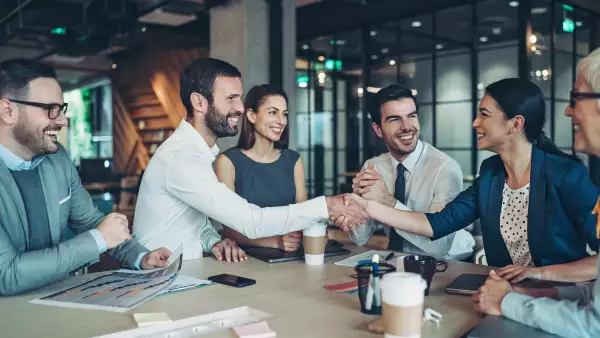 En algunos países la semana laboral de cuatro días ya es una realidad. (Grupo de personas felices en una oficina).