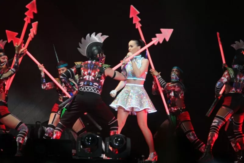 En su tercera visita al país, la cantante deslumbró con la producción de su 'Prismatic World Tour', superando las expectiativas de los miles de asistentes al show en el Palacio de los Deportes.