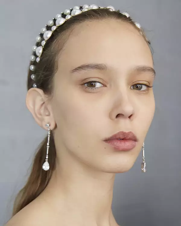 valli-f21-coleta-baja-diadema-peinado-temporada-pasarela-trenza-dyson-corrale-supersonic-boquilla-look-estilo-elegante-2021.jpg