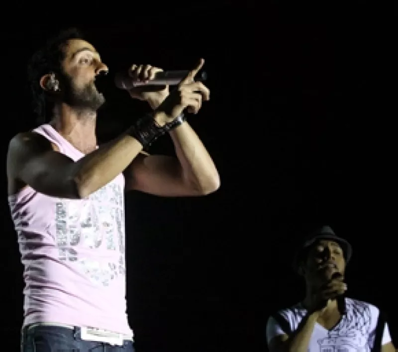 El grupo mexicano deleitó a sus seguidores en el concierto que ofreció ayer en el Palacio de los Deportes.