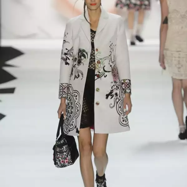 Trenchcoat de jacquard, vestido negro con sandalias.