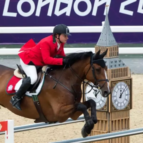 Alberto Michan participa en equitacion