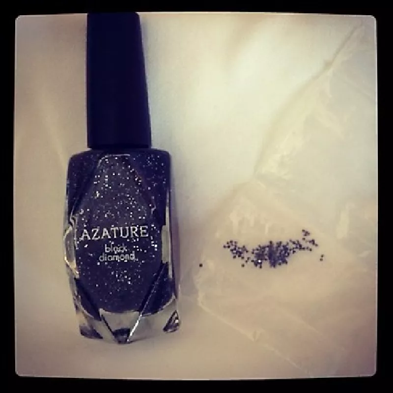 La conductora se lució en los premios Emmy con un vestido lila de Zac Posen, pero el lujoso esmalte que llevó en sus uñas dejó a todos con la boca abierta.