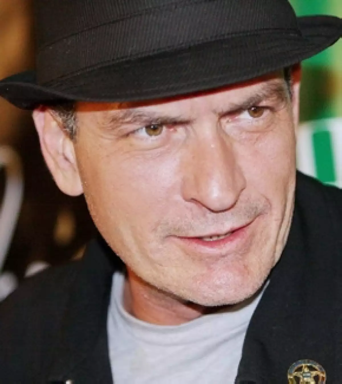 El controvertido actor estadounidense realizó algunos comentarios hacia quien será su reemplazo en la famosa serie de televisión "Two and a half men".