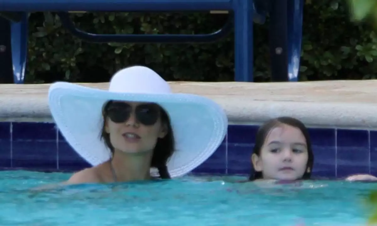 Madre e hija disfrutaron de una soleada tarde en Miami, Florida, y la actriz lució muy delgada por lo que varios medios reconsideraron su posible embarazo.