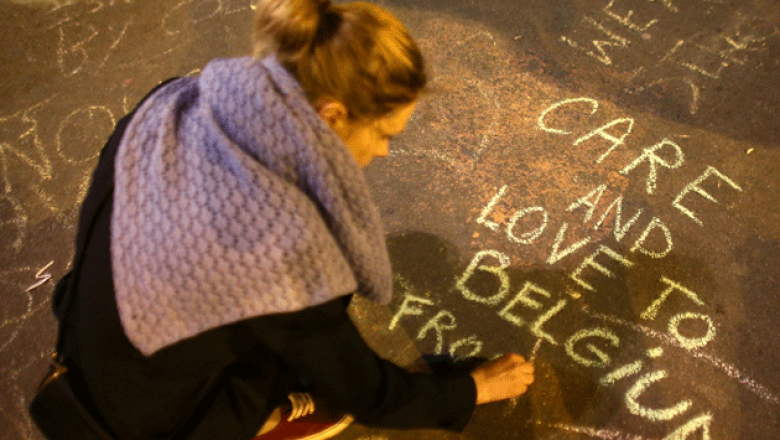 La gente salió a las calles de Bruselas a escribir mensajes de apoyo. (Getty Images)