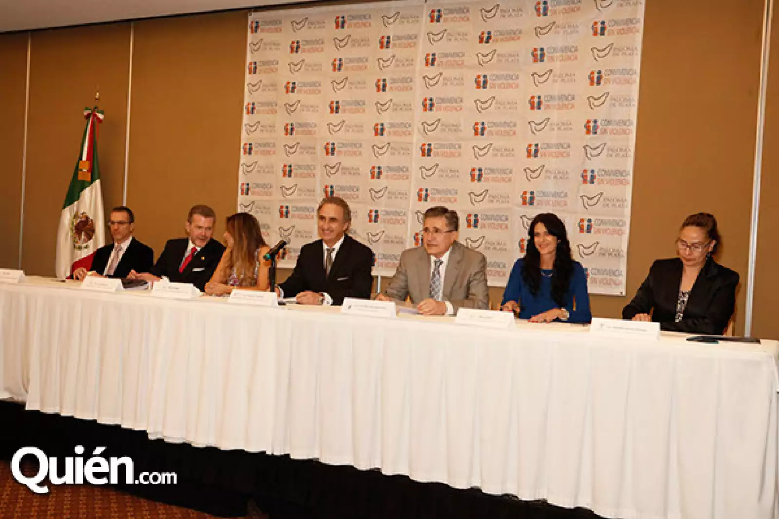 Alex Barky, Luis Wertman, Sharon Zaga, Joaquin Quintana, Luis Raúl González, Mily Cohen y Yolanda García