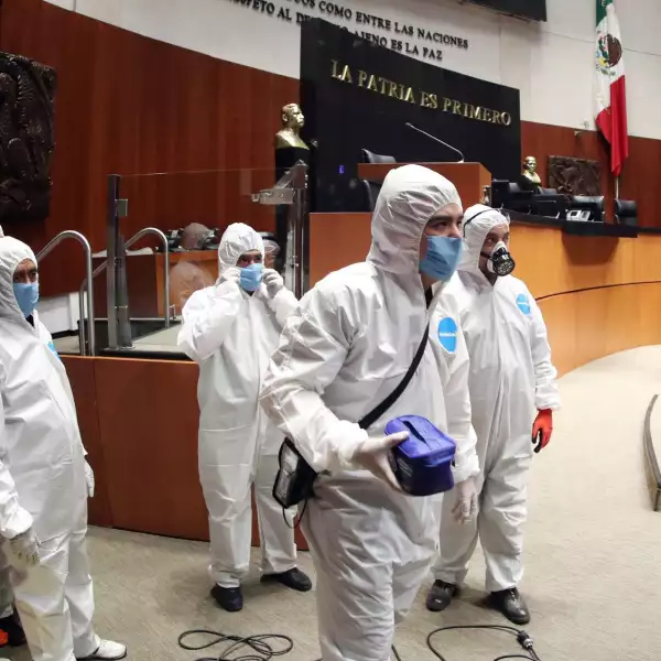 Trabajadores especializados realizaron un proceso de sanitización en el salón de plenos del Senado de la República