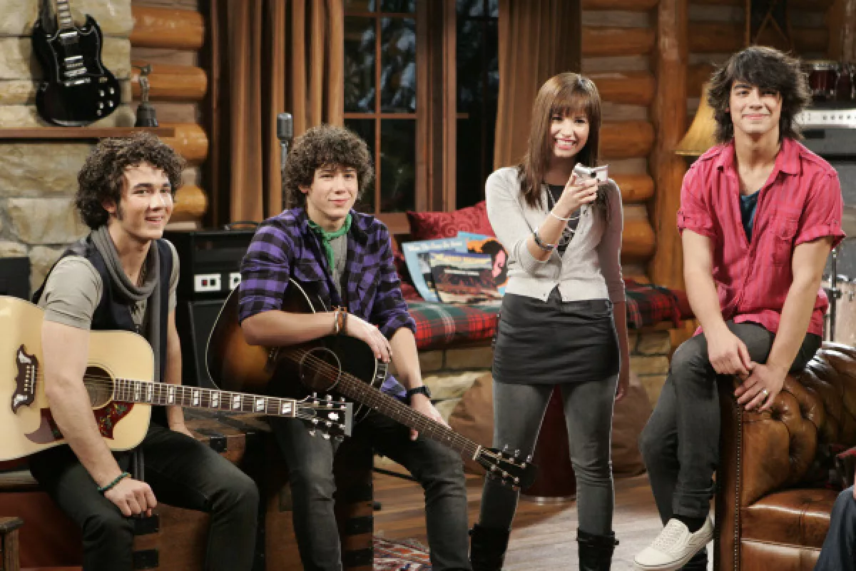 KEVIN JONAS, NICK JONAS, DEMI LOVATO, JOE JONAS