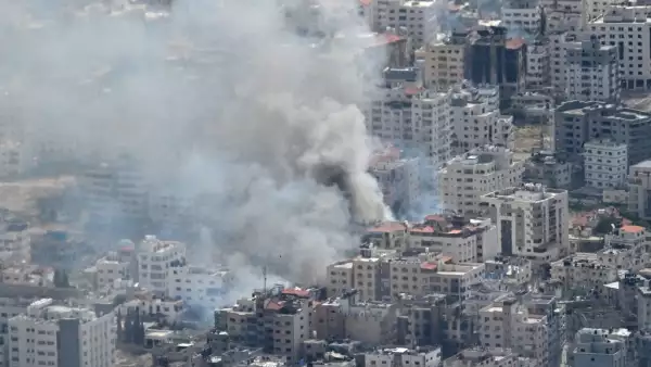 Una fotografía tomada el 21 de marzo de 2024, a bordo de un avión de transporte militar estadounidense, muestra humo ondeando en la Franja de Gaza, en medio de la violencia actual entre Israel y el movimiento palestino Hamas.