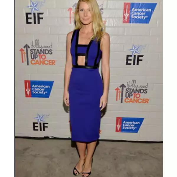 Este vestido cutout azul es una perfecta opción para lucir un cuerpo como el de la actriz.