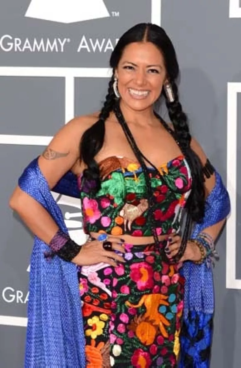 La cantante y compositora mexicana se unió a la Fundación Guadalupe Musalem para recaudar fondos que sirvan para cubrir la educación media superior de jóvenes oaxaqueñas.