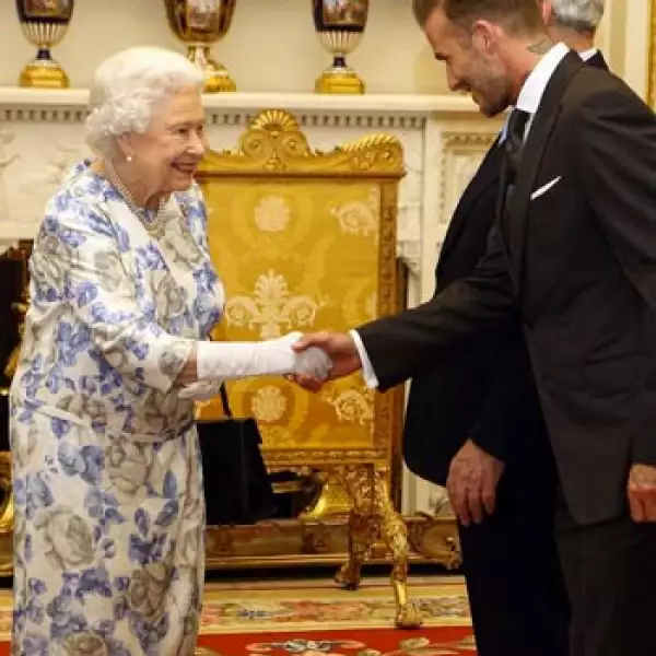 La reina Isabel II y David Beckham