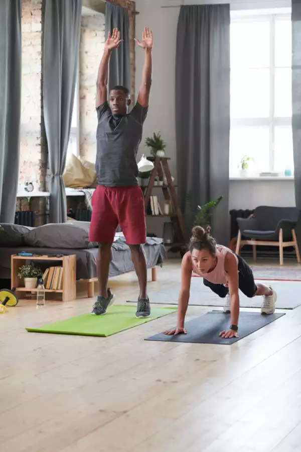 Couple-doing-burpees