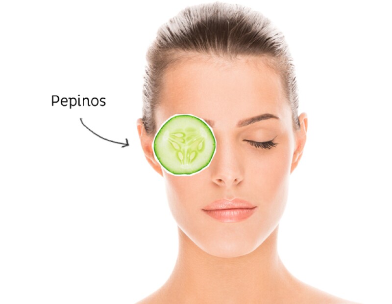 El alto contenido de agua en el pepino ayuda a deshinchar los ojos.