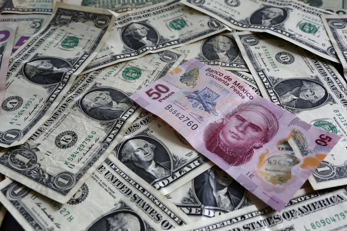 La moneda oficial de México es el peso, mientras que la de EU es el dólar