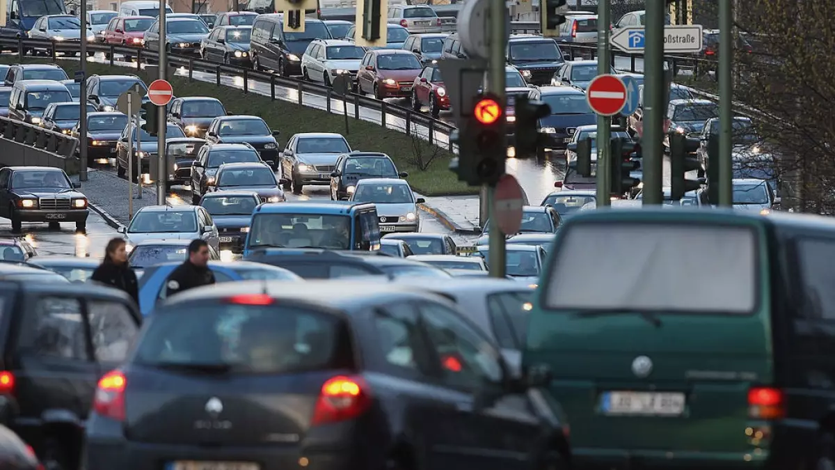 Una vista muestra el tráfico en una carretera durante una huelga nacional convocada por el sindicato alemán Verdi por una disputa salarial en Múnich, Alemania, el 27 de marzo de 2023.