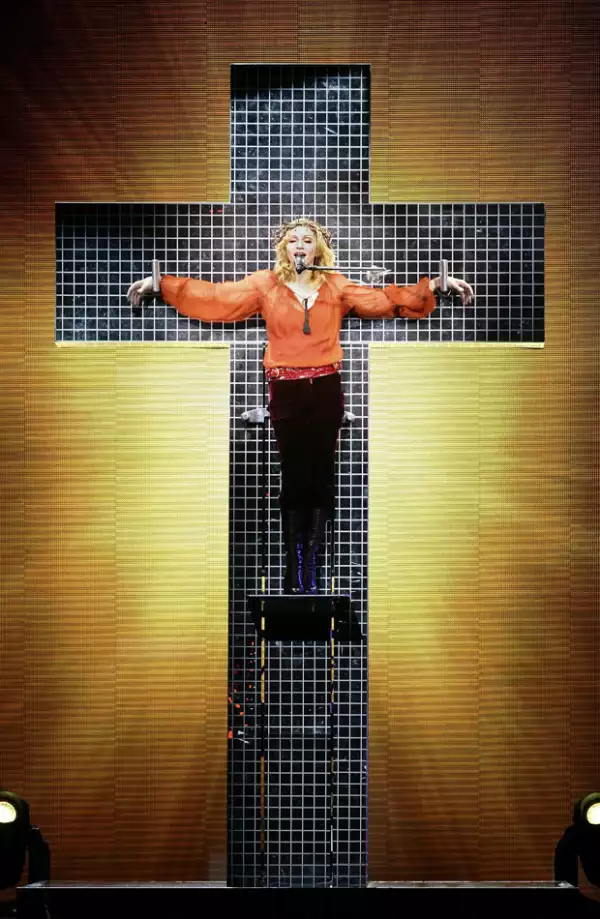 Así salió Madonna al escenario en su tour Confessions en 2006.