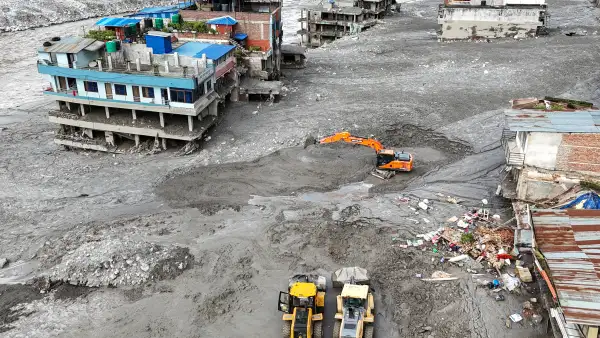Excavadoras retiran lodo tras las inundaciones en Nepal