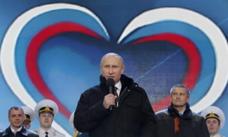 El presidente de Rusia desafió a la comunidad internacional y firmó el acuerdo de anexión de Crimea. (Foto: Reuters)