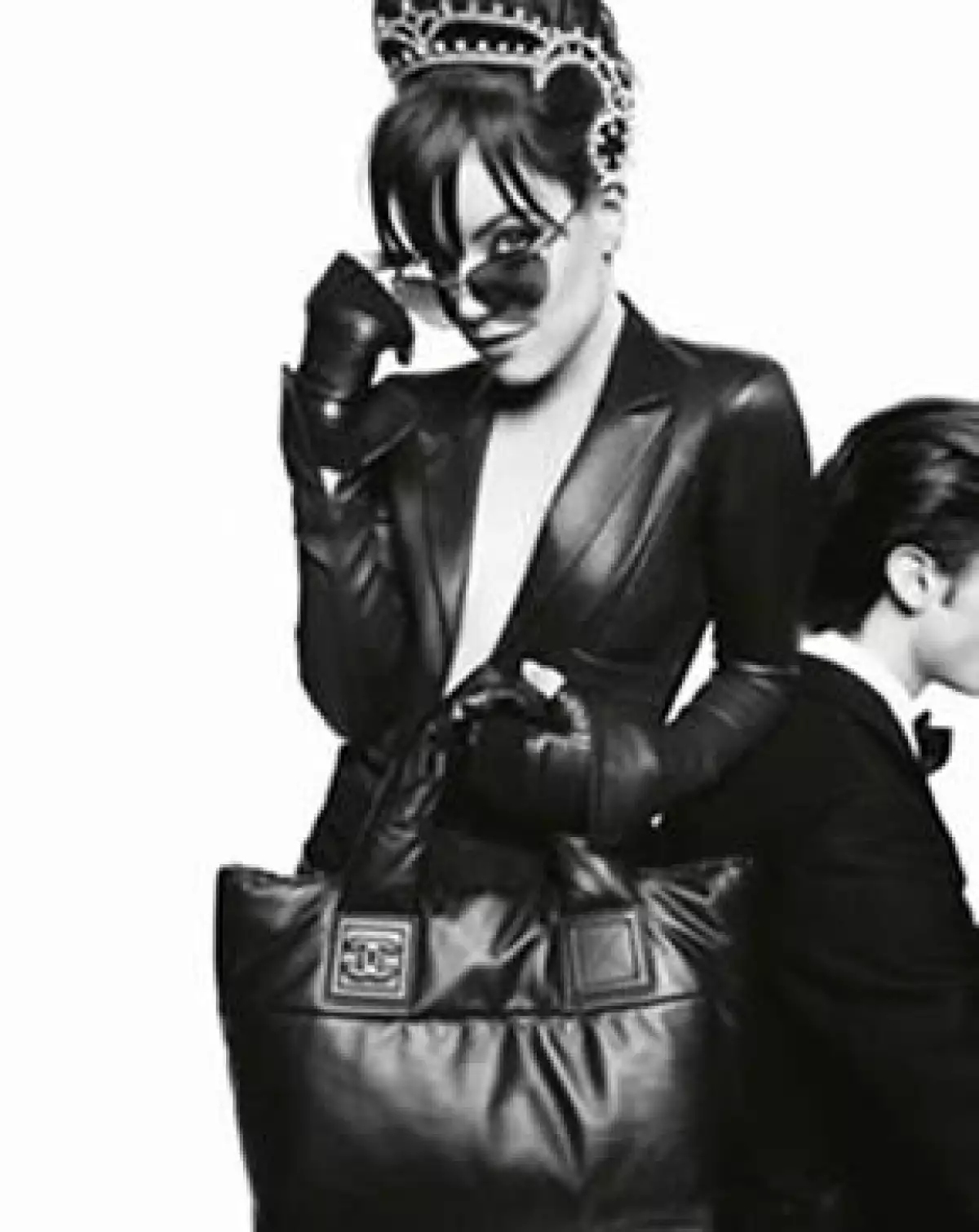 La cantante fue fotografiada por el diseñador Karl Lagerfeld para la nueva campaña en donde modela de una manera muy elegante las bolsas de la firma francesa.