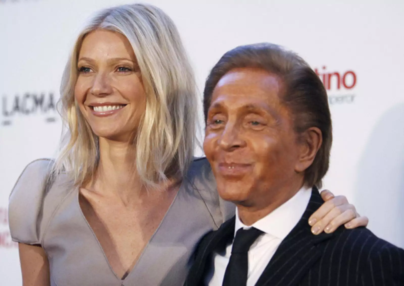 El diseñador comenzó a trabajar en el taller de Jean Desès junto con Guy Laroche, quien abandonó y cinco años más tarde se reencontró con Valentino para invitarlo a integrarse a su recién estrenada firma.