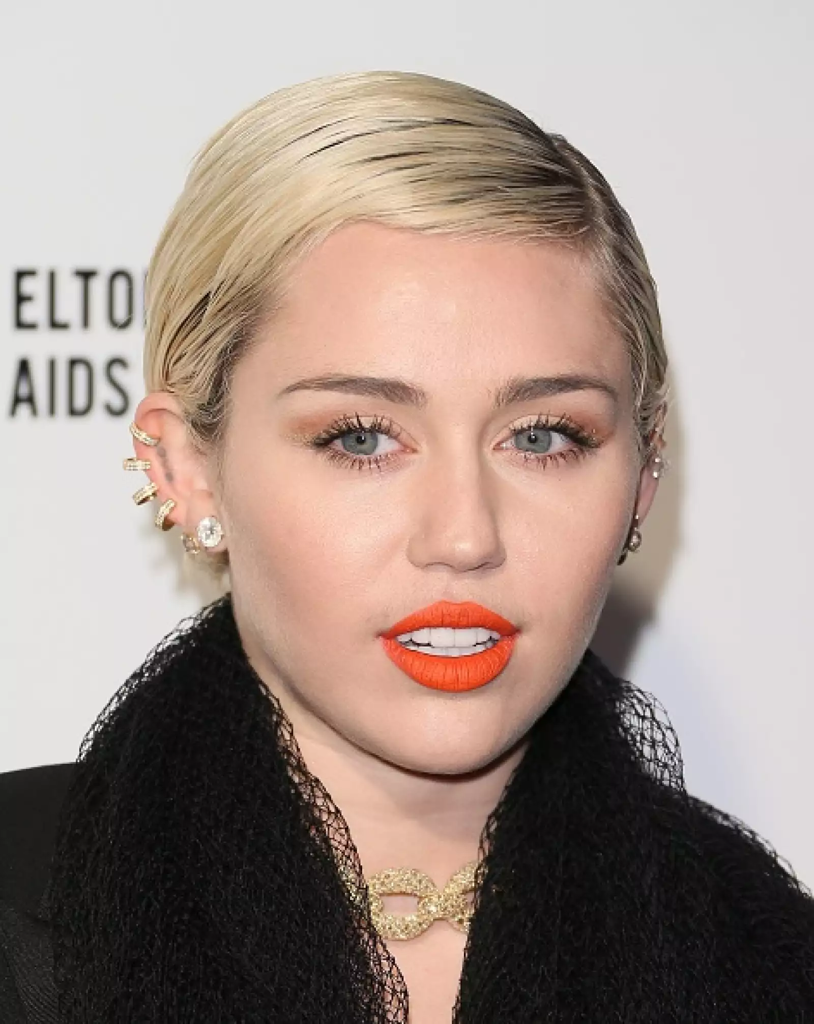 Miley Cyrus también se apodera de la tendencia, llevando ear cuffs de piezas separadas en las dos orejas.