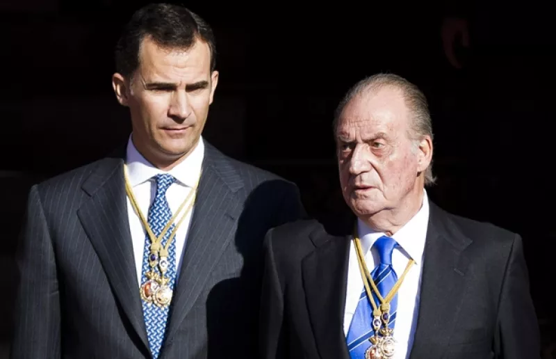 Tanto el Rey como el Príncipe de Asturias decidieron reducir sus ganancias anuales con el afán de ser congruentes con la actual situación económica de su país.