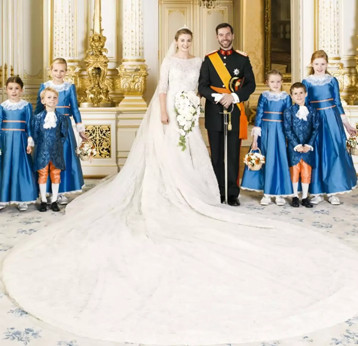 La cola de cuatro metros es la protagonista de la foto oficial.