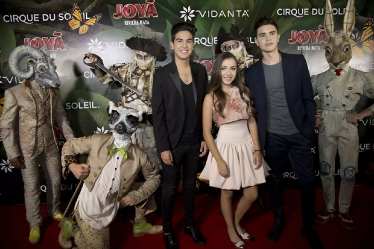 El grupo Vázquez Sounds se tomó fotos con parte del elenco.