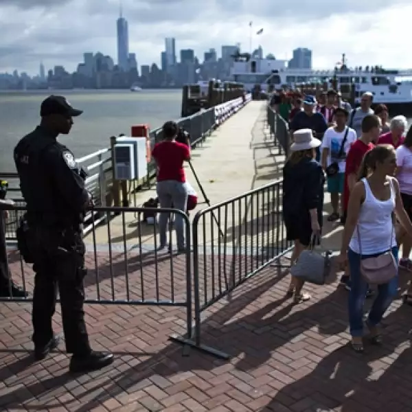 turistas llegan a la isla de la estatua de la libertad