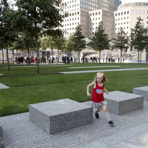 Los visitantes pueden caminar entre centenares de robles blancos y contemplar el agua en los sitios exactos en los que alguna vez se alzaron las Torres Gemelas del World Trade Center (WTC).
