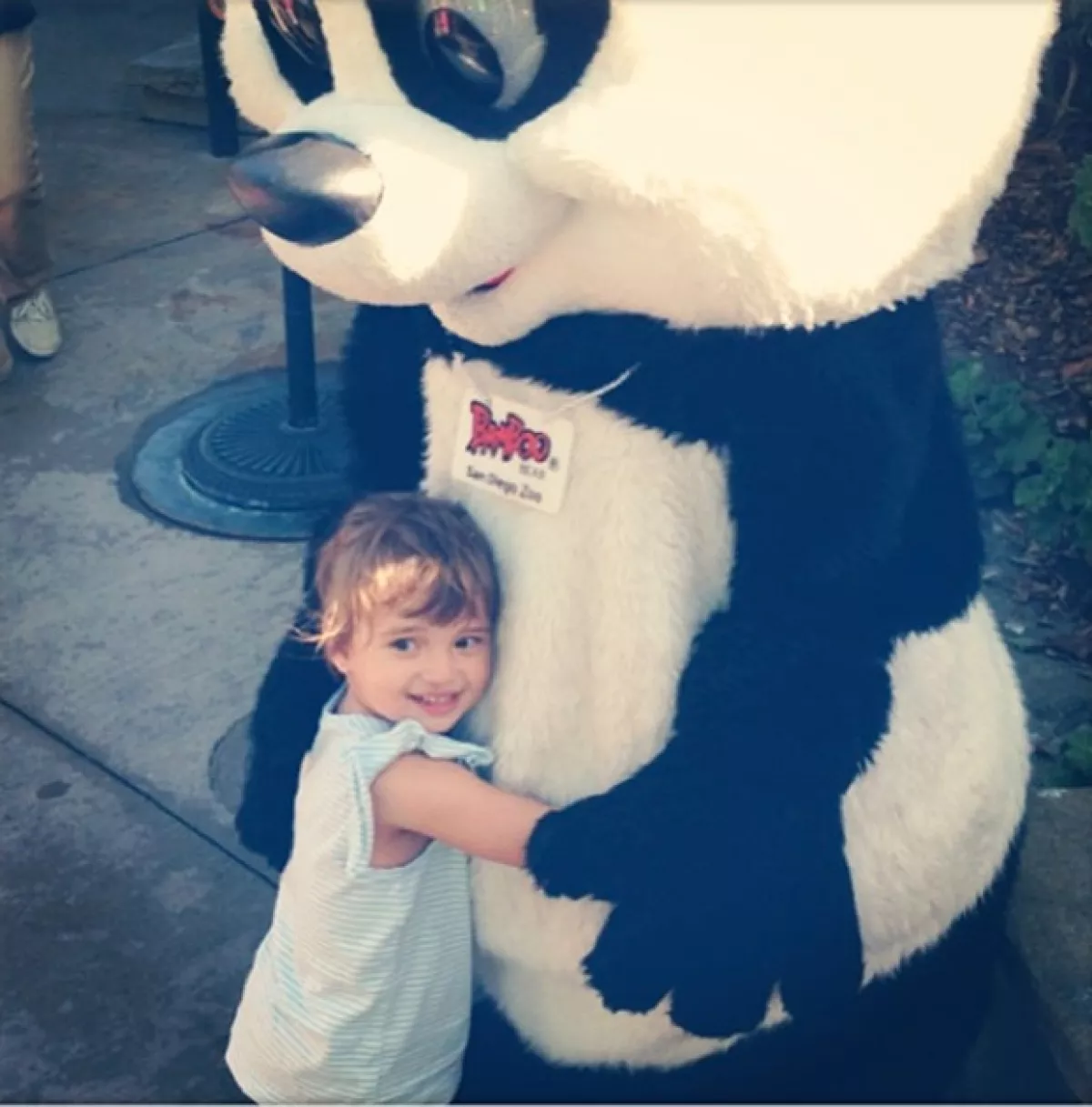 Rose con un abrazando a un oso panda.