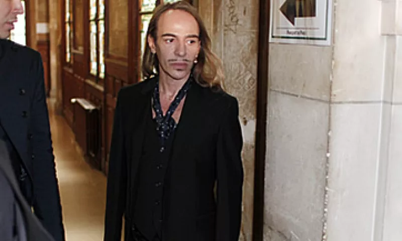 El diseñador británico compareció luego de pasar meses fuera de la vista del público. (Foto: AP)