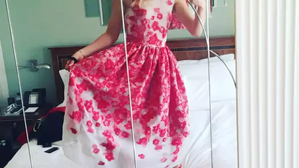 Annabelle Willis, actual pareja sentimental del cantante, publicó en Instagram una foto en la que presume de su nuevo anillo de diamantes, hecho que ha levantado sospechas de compromiso.