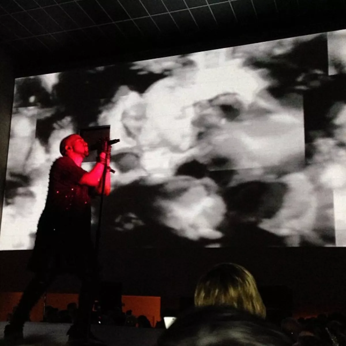 La socialité compartió esta imagen de su novio cantando junto a la frase: `Bebé, tú eres incríeble´, haciendo referencia al tema que le compuso Kanye.