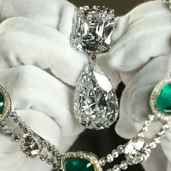 Collar Delhi Durbar de la reina Mary, conformado por diamantes y esmeraldas