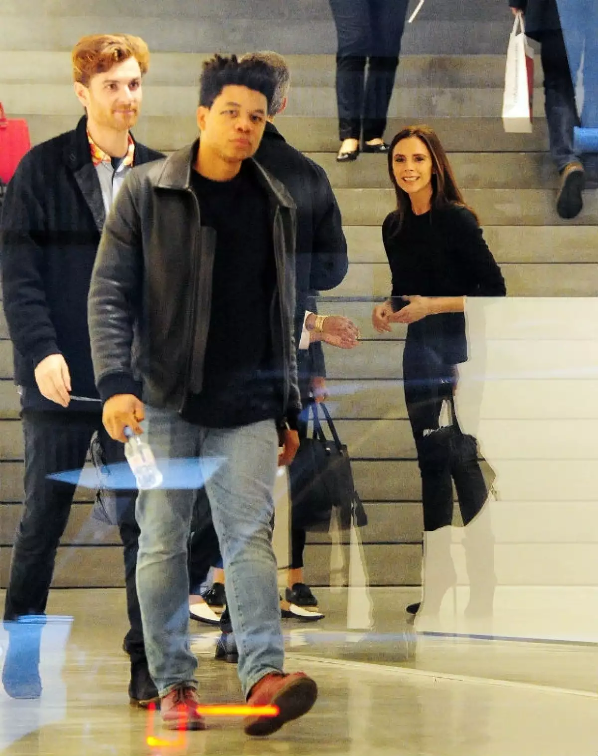 Victoria Beckham muestra una gran sonrisa en su boutique en Londres.