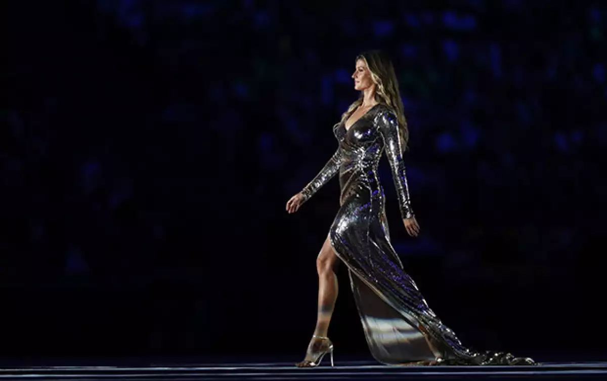 Aunque la top model se había despedido hace algunos meses de las pasarelas, regresó por única ocasión al Estadio Maracaná, donde se dejó ver con un vestido que dejó a todos con la boca abierta.